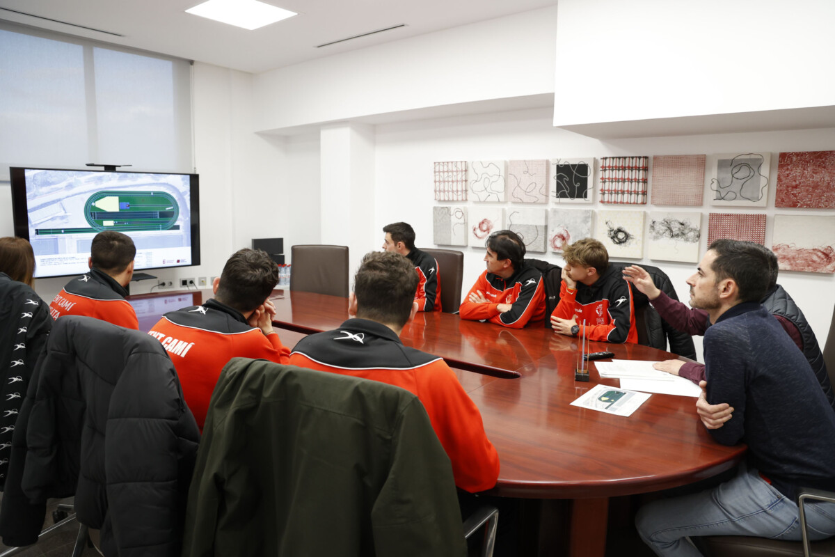 Carlos Fernández Bielsa, y el concejal de Deportes, Toni Arenas, ante directiva y miembros del Club de Atletismo Fent Camí de Mislata